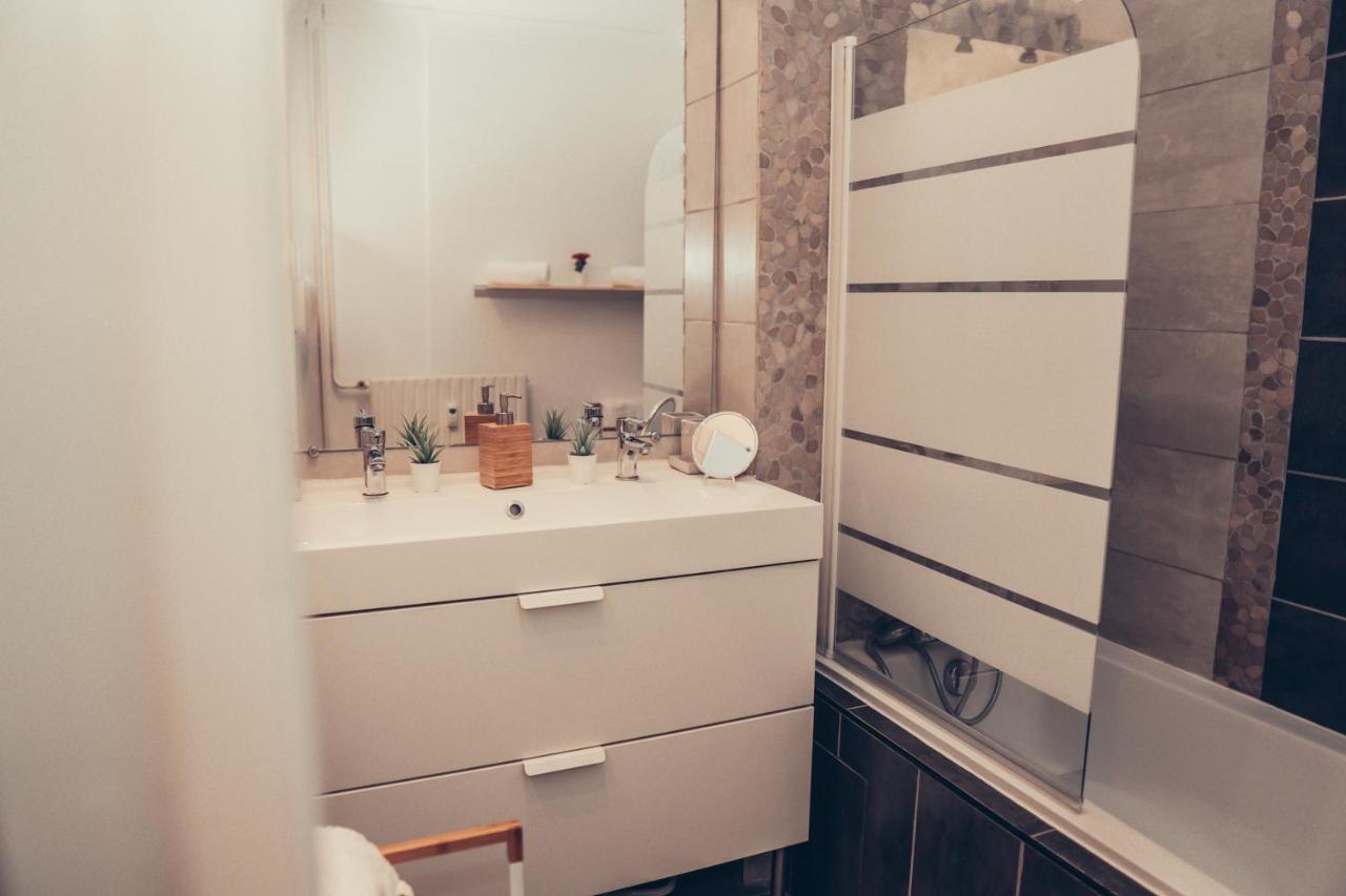 Magnifique Studio Centre Ville - Spacieux Climatisation Calme Rare Pas De Parking Prive Stationnement Gratuit Dans La Rue Apartment